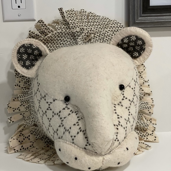 Lion Felt Taxidermy - Picture 2 of 2